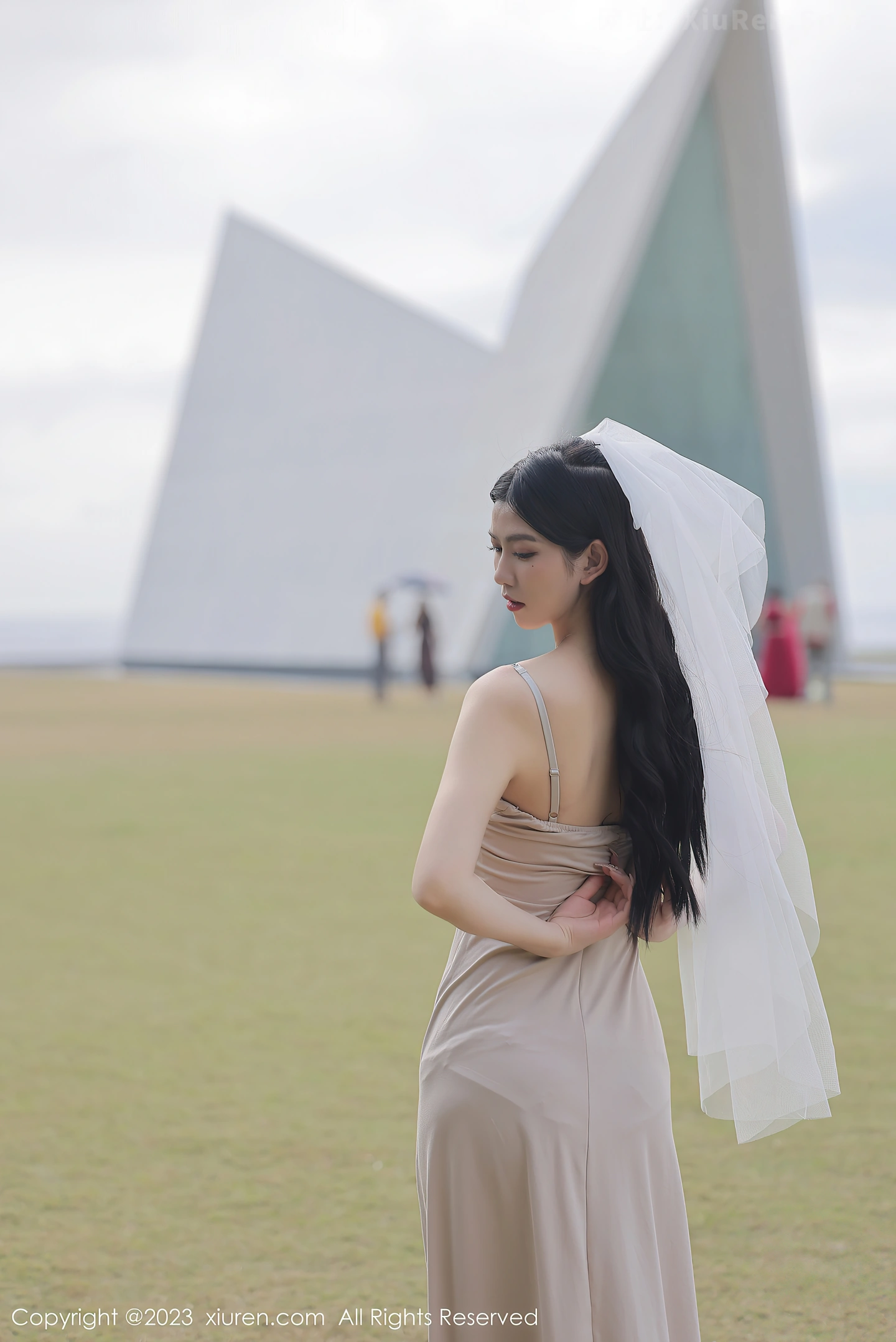 图片[3]-[XiuRen秀人网]2023.04.03 NO.6513 李雅柔182CM 米色抹胸礼服裙加蕾丝内衣性感私房写真集-秀人网官方网站